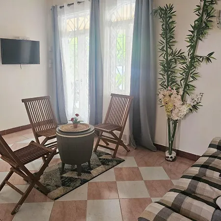 Serene Home In Flic En Flac With Garden & Parking